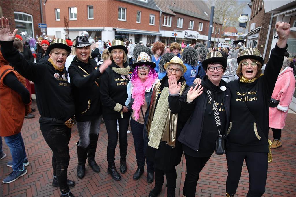 Hunderte Närrinnen und auch ein paar Narren feierten den Altweiber-Donnerstag in Stadtlohn. Die bunt kostümierten Frauen zogen gut gelaunt von der Mühlenstraße zum Rathaus, wo die sie Macht an sich rissen. Dann wurde in den Kneipen weitergefeiert.