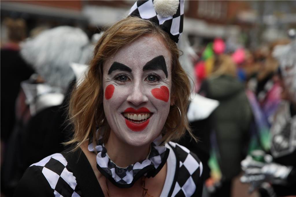 Hunderte Närrinnen und auch ein paar Narren feierten den Altweiber-Donnerstag in Stadtlohn. Die bunt kostümierten Frauen zogen gut gelaunt von der Mühlenstraße zum Rathaus, wo die sie Macht an sich rissen. Dann wurde in den Kneipen weitergefeiert.