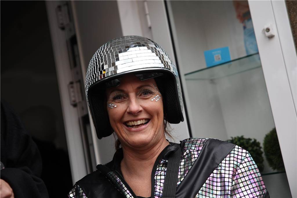 Hunderte Närrinnen und auch ein paar Narren feierten den Altweiber-Donnerstag in Stadtlohn. Die bunt kostümierten Frauen zogen gut gelaunt von der Mühlenstraße zum Rathaus, wo die sie Macht an sich rissen. Dann wurde in den Kneipen weitergefeiert.