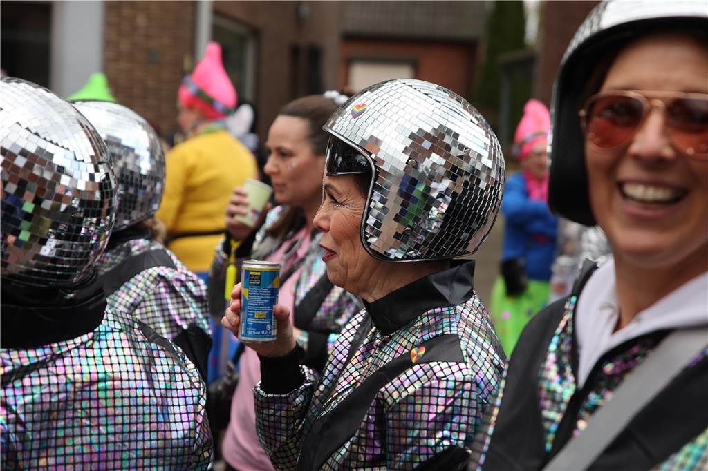 Hunderte Närrinnen und auch ein paar Narren feierten den Altweiber-Donnerstag in Stadtlohn. Die bunt kostümierten Frauen zogen gut gelaunt von der Mühlenstraße zum Rathaus, wo die sie Macht an sich rissen. Dann wurde in den Kneipen weitergefeiert.