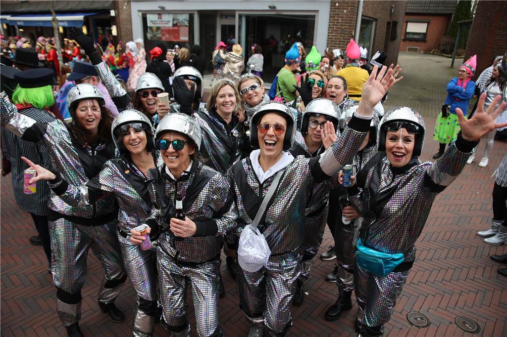Hunderte Närrinnen und auch ein paar Narren feierten den Altweiber-Donnerstag in Stadtlohn. Die bunt kostümierten Frauen zogen gut gelaunt von der Mühlenstraße zum Rathaus, wo die sie Macht an sich rissen. Dann wurde in den Kneipen weitergefeiert.
