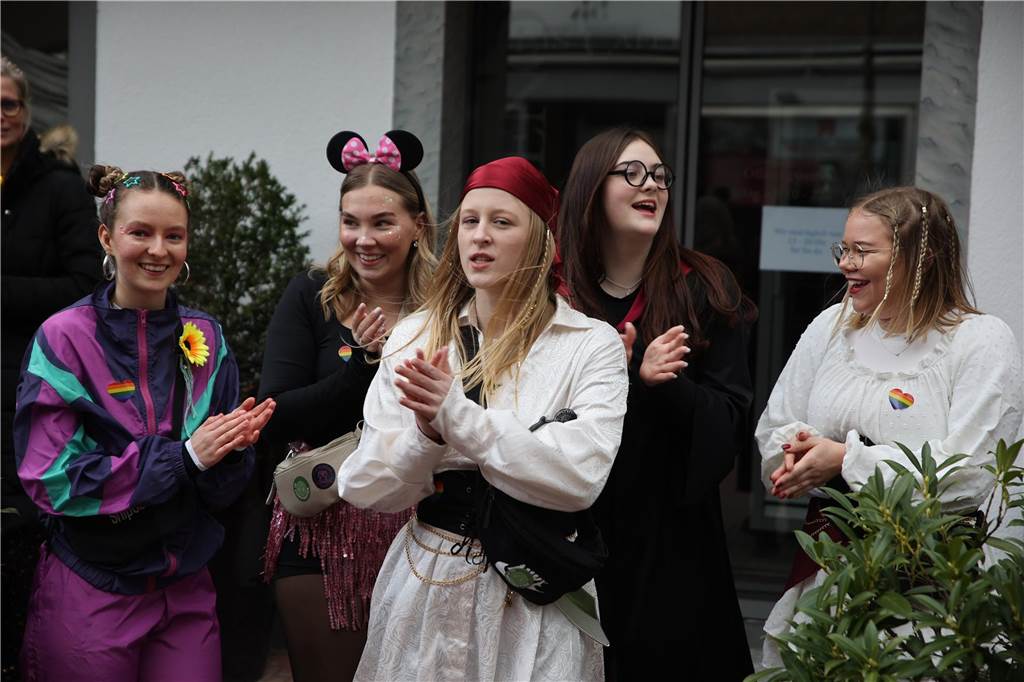 Hunderte Närrinnen und auch ein paar Narren feierten den Altweiber-Donnerstag in Stadtlohn. Die bunt kostümierten Frauen zogen gut gelaunt von der Mühlenstraße zum Rathaus, wo die sie Macht an sich rissen. Dann wurde in den Kneipen weitergefeiert.