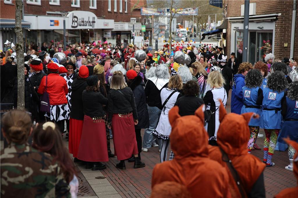 Hunderte Närrinnen und auch ein paar Narren feierten den Altweiber-Donnerstag in Stadtlohn. Die bunt kostümierten Frauen zogen gut gelaunt von der Mühlenstraße zum Rathaus, wo die sie Macht an sich rissen. Dann wurde in den Kneipen weitergefeiert.