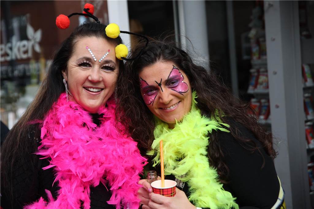 Hunderte Närrinnen und auch ein paar Narren feierten den Altweiber-Donnerstag in Stadtlohn. Die bunt kostümierten Frauen zogen gut gelaunt von der Mühlenstraße zum Rathaus, wo die sie Macht an sich rissen. Dann wurde in den Kneipen weitergefeiert.