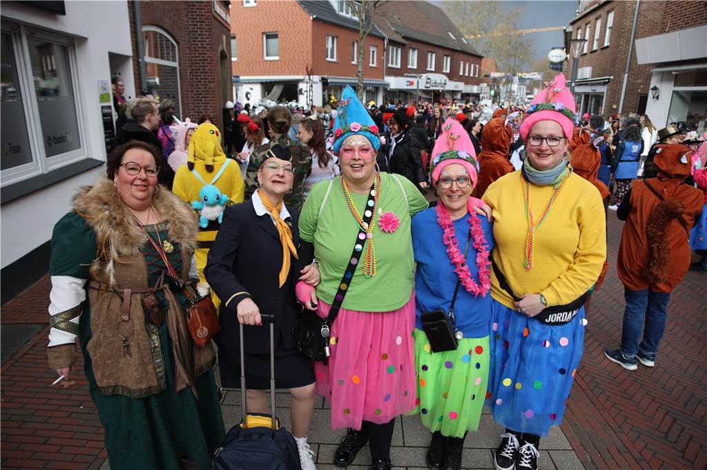 Hunderte Närrinnen und auch ein paar Narren feierten den Altweiber-Donnerstag in Stadtlohn. Die bunt kostümierten Frauen zogen gut gelaunt von der Mühlenstraße zum Rathaus, wo die sie Macht an sich rissen. Dann wurde in den Kneipen weitergefeiert.