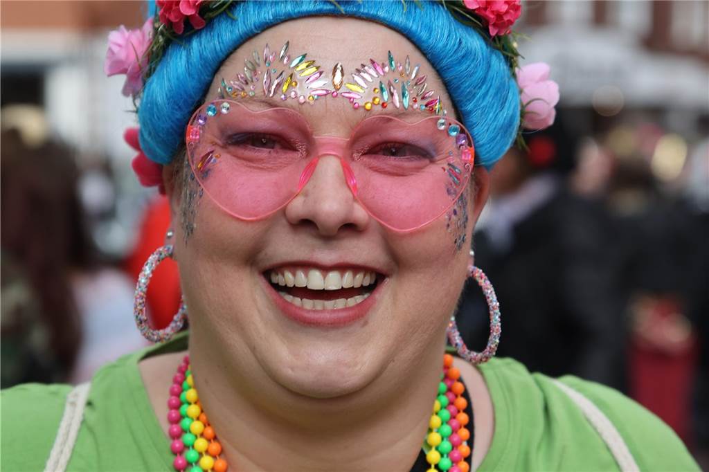Hunderte Närrinnen und auch ein paar Narren feierten den Altweiber-Donnerstag in Stadtlohn. Die bunt kostümierten Frauen zogen gut gelaunt von der Mühlenstraße zum Rathaus, wo die sie Macht an sich rissen. Dann wurde in den Kneipen weitergefeiert.