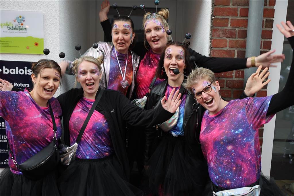 Hunderte Närrinnen und auch ein paar Narren feierten den Altweiber-Donnerstag in Stadtlohn. Die bunt kostümierten Frauen zogen gut gelaunt von der Mühlenstraße zum Rathaus, wo die sie Macht an sich rissen. Dann wurde in den Kneipen weitergefeiert.