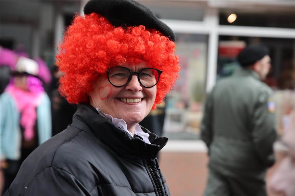 Hunderte Närrinnen und auch ein paar Narren feierten den Altweiber-Donnerstag in Stadtlohn. Die bunt kostümierten Frauen zogen gut gelaunt von der Mühlenstraße zum Rathaus, wo die sie Macht an sich rissen. Dann wurde in den Kneipen weitergefeiert.