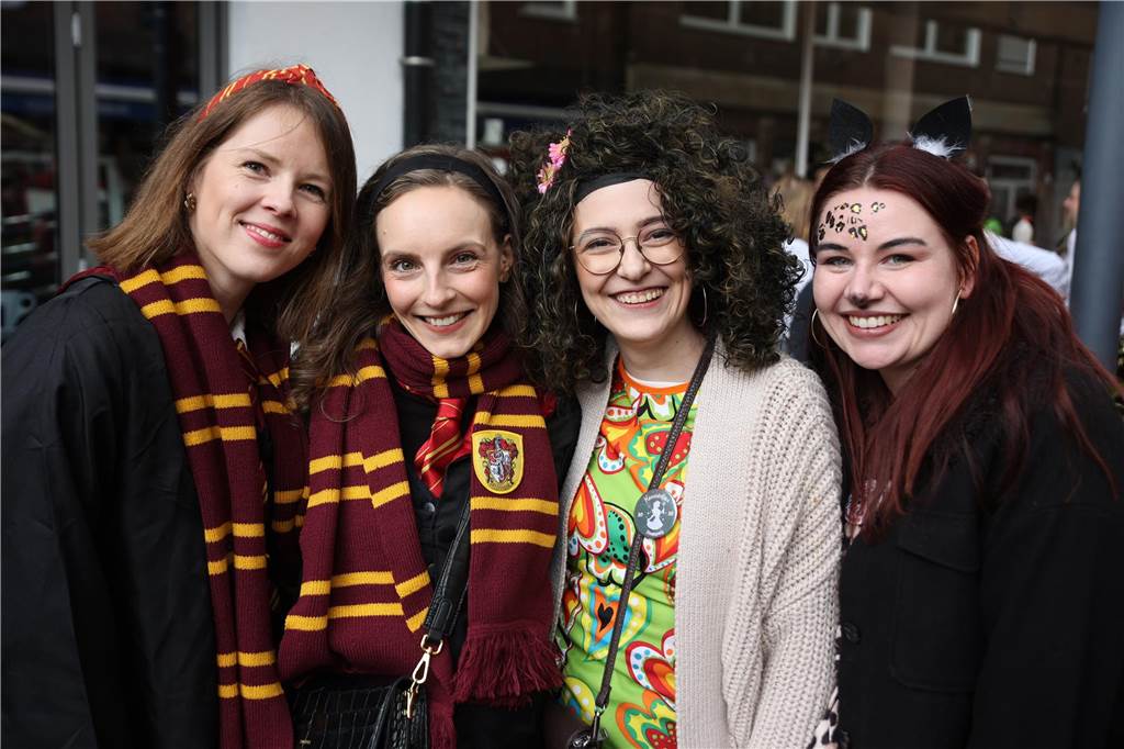 Hunderte Närrinnen und auch ein paar Narren feierten den Altweiber-Donnerstag in Stadtlohn. Die bunt kostümierten Frauen zogen gut gelaunt von der Mühlenstraße zum Rathaus, wo die sie Macht an sich rissen. Dann wurde in den Kneipen weitergefeiert.