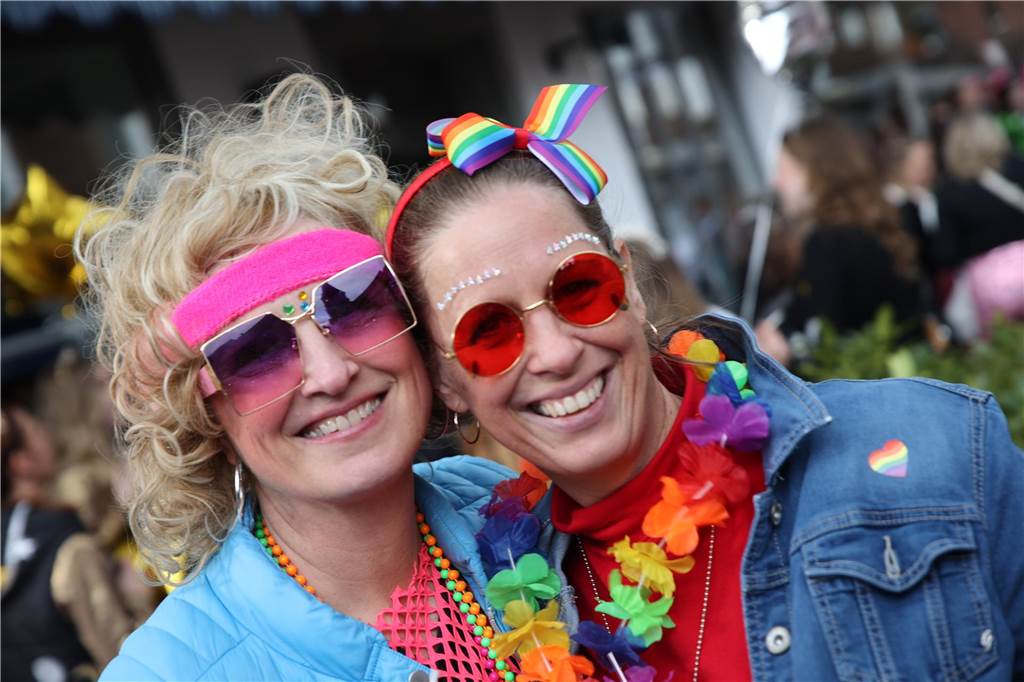 Hunderte Närrinnen und auch ein paar Narren feierten den Altweiber-Donnerstag in Stadtlohn. Die bunt kostümierten Frauen zogen gut gelaunt von der Mühlenstraße zum Rathaus, wo die sie Macht an sich rissen. Dann wurde in den Kneipen weitergefeiert.