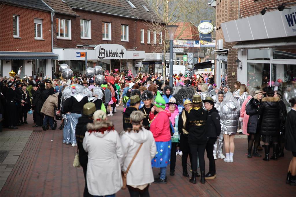 Hunderte Närrinnen und auch ein paar Narren feierten den Altweiber-Donnerstag in Stadtlohn. Die bunt kostümierten Frauen zogen gut gelaunt von der Mühlenstraße zum Rathaus, wo die sie Macht an sich rissen. Dann wurde in den Kneipen weitergefeiert.
