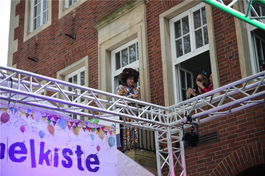 Hunderte Närrinnen und auch ein paar Narren feierten den Altweiber-Donnerstag in Stadtlohn. Die bunt kostümierten Frauen zogen gut gelaunt von der Mühlenstraße zum Rathaus, wo die sie Macht an sich rissen. Dann wurde in den Kneipen weitergefeiert.