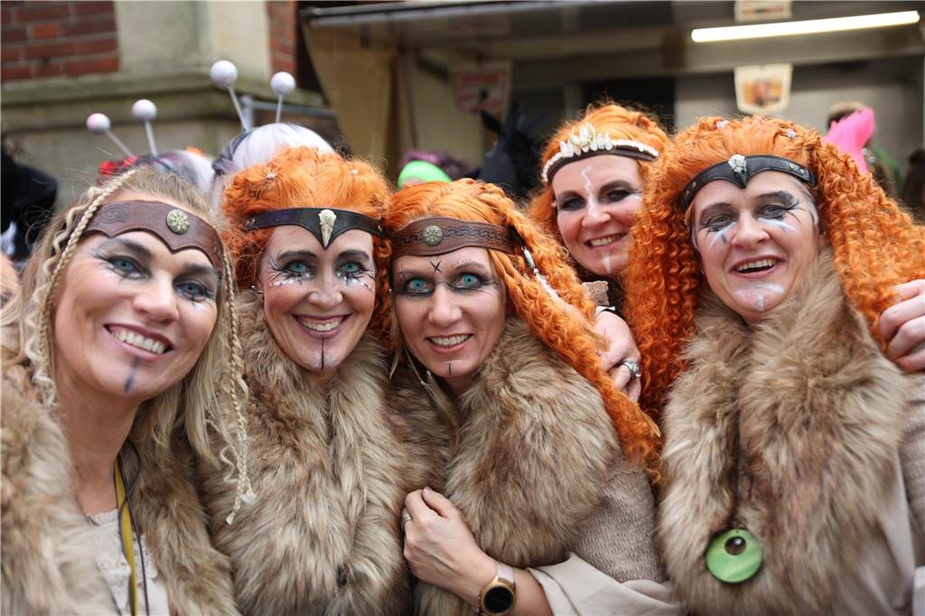 Hunderte Närrinnen und auch ein paar Narren feierten den Altweiber-Donnerstag in Stadtlohn. Die bunt kostümierten Frauen zogen gut gelaunt von der Mühlenstraße zum Rathaus, wo die sie Macht an sich rissen. Dann wurde in den Kneipen weitergefeiert.