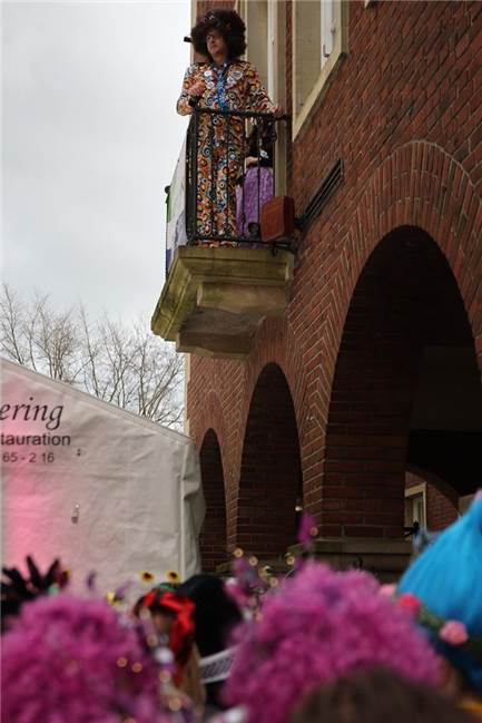 Hunderte Närrinnen und auch ein paar Narren feierten den Altweiber-Donnerstag in Stadtlohn. Die bunt kostümierten Frauen zogen gut gelaunt von der Mühlenstraße zum Rathaus, wo die sie Macht an sich rissen. Dann wurde in den Kneipen weitergefeiert.