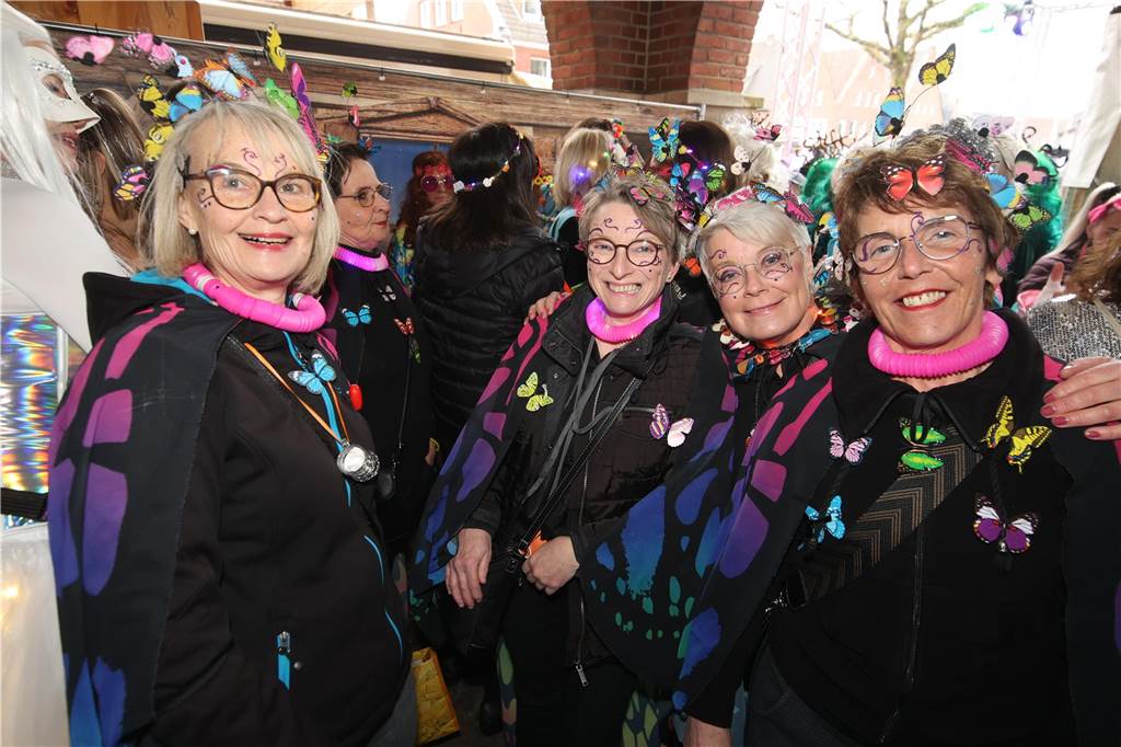 Hunderte Närrinnen und auch ein paar Narren feierten den Altweiber-Donnerstag in Stadtlohn. Die bunt kostümierten Frauen zogen gut gelaunt von der Mühlenstraße zum Rathaus, wo die sie Macht an sich rissen. Dann wurde in den Kneipen weitergefeiert.