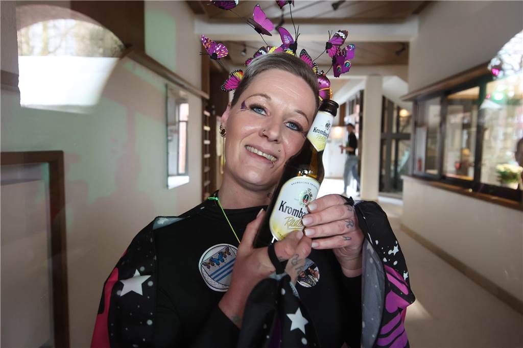 Hunderte Närrinnen und auch ein paar Narren feierten den Altweiber-Donnerstag in Stadtlohn. Die bunt kostümierten Frauen zogen gut gelaunt von der Mühlenstraße zum Rathaus, wo die sie Macht an sich rissen. Dann wurde in den Kneipen weitergefeiert.
