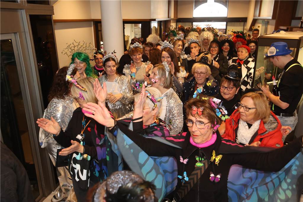 Hunderte Närrinnen und auch ein paar Narren feierten den Altweiber-Donnerstag in Stadtlohn. Die bunt kostümierten Frauen zogen gut gelaunt von der Mühlenstraße zum Rathaus, wo die sie Macht an sich rissen. Dann wurde in den Kneipen weitergefeiert.