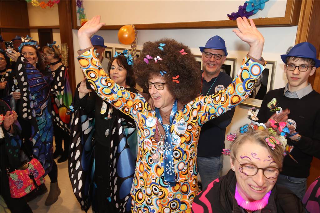Hunderte Närrinnen und auch ein paar Narren feierten den Altweiber-Donnerstag in Stadtlohn. Die bunt kostümierten Frauen zogen gut gelaunt von der Mühlenstraße zum Rathaus, wo die sie Macht an sich rissen. Dann wurde in den Kneipen weitergefeiert.