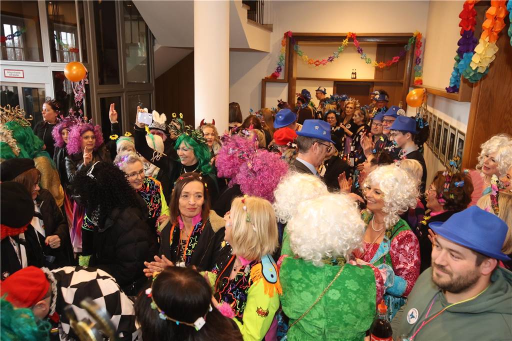 Hunderte Närrinnen und auch ein paar Narren feierten den Altweiber-Donnerstag in Stadtlohn. Die bunt kostümierten Frauen zogen gut gelaunt von der Mühlenstraße zum Rathaus, wo die sie Macht an sich rissen. Dann wurde in den Kneipen weitergefeiert.