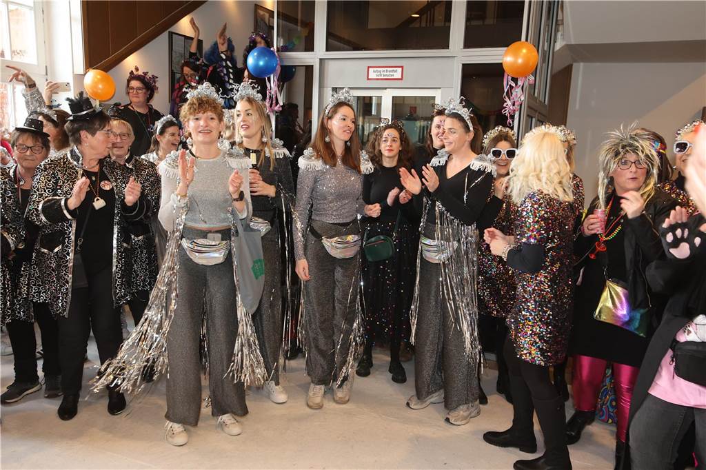 Hunderte Närrinnen und auch ein paar Narren feierten den Altweiber-Donnerstag in Stadtlohn. Die bunt kostümierten Frauen zogen gut gelaunt von der Mühlenstraße zum Rathaus, wo die sie Macht an sich rissen. Dann wurde in den Kneipen weitergefeiert.