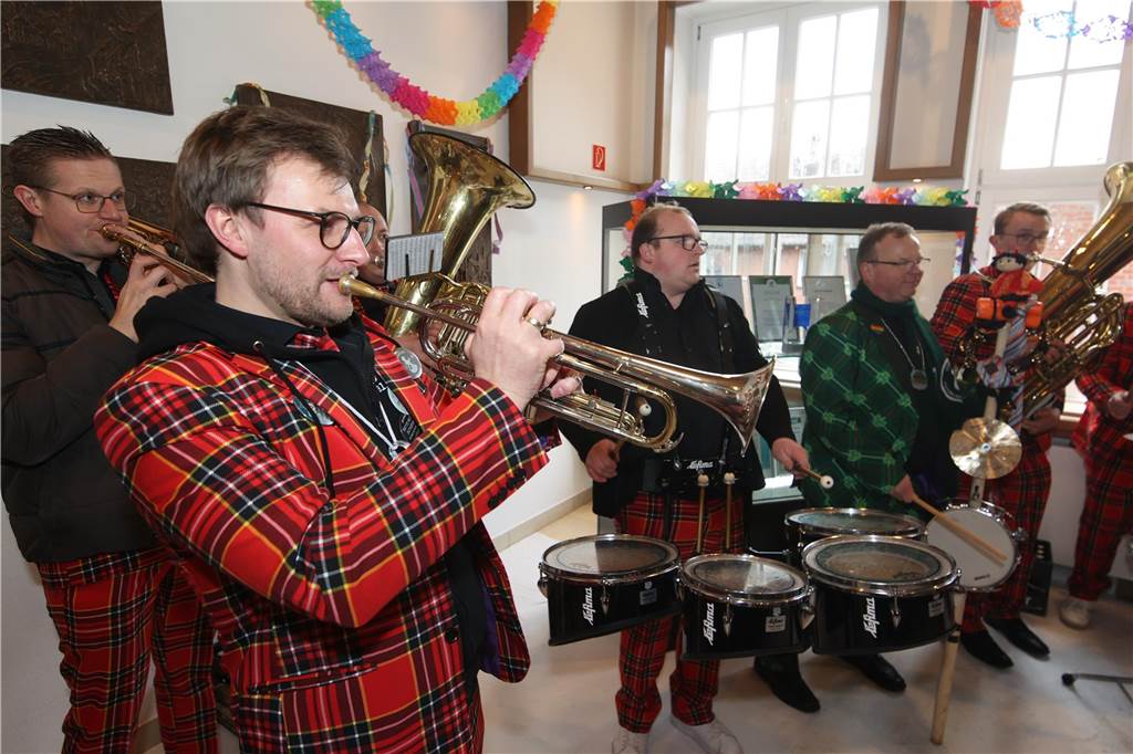 Hunderte Närrinnen und auch ein paar Narren feierten den Altweiber-Donnerstag in Stadtlohn. Die bunt kostümierten Frauen zogen gut gelaunt von der Mühlenstraße zum Rathaus, wo die sie Macht an sich rissen. Dann wurde in den Kneipen weitergefeiert.