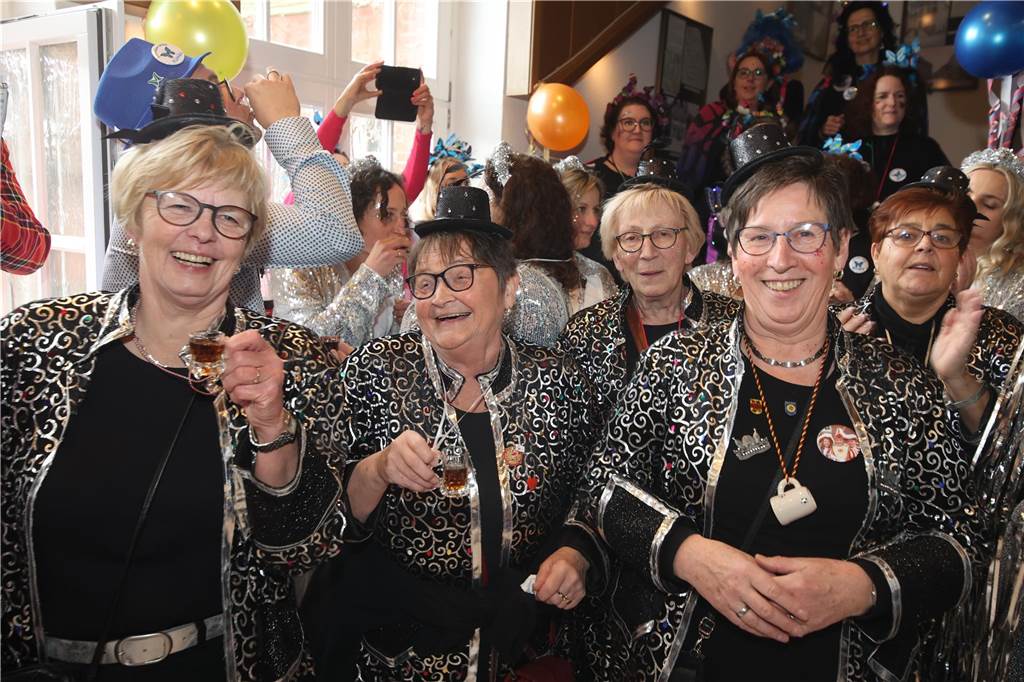 Hunderte Närrinnen und auch ein paar Narren feierten den Altweiber-Donnerstag in Stadtlohn. Die bunt kostümierten Frauen zogen gut gelaunt von der Mühlenstraße zum Rathaus, wo die sie Macht an sich rissen. Dann wurde in den Kneipen weitergefeiert.