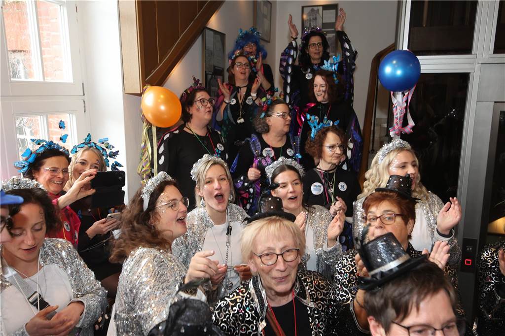 Hunderte Närrinnen und auch ein paar Narren feierten den Altweiber-Donnerstag in Stadtlohn. Die bunt kostümierten Frauen zogen gut gelaunt von der Mühlenstraße zum Rathaus, wo die sie Macht an sich rissen. Dann wurde in den Kneipen weitergefeiert.