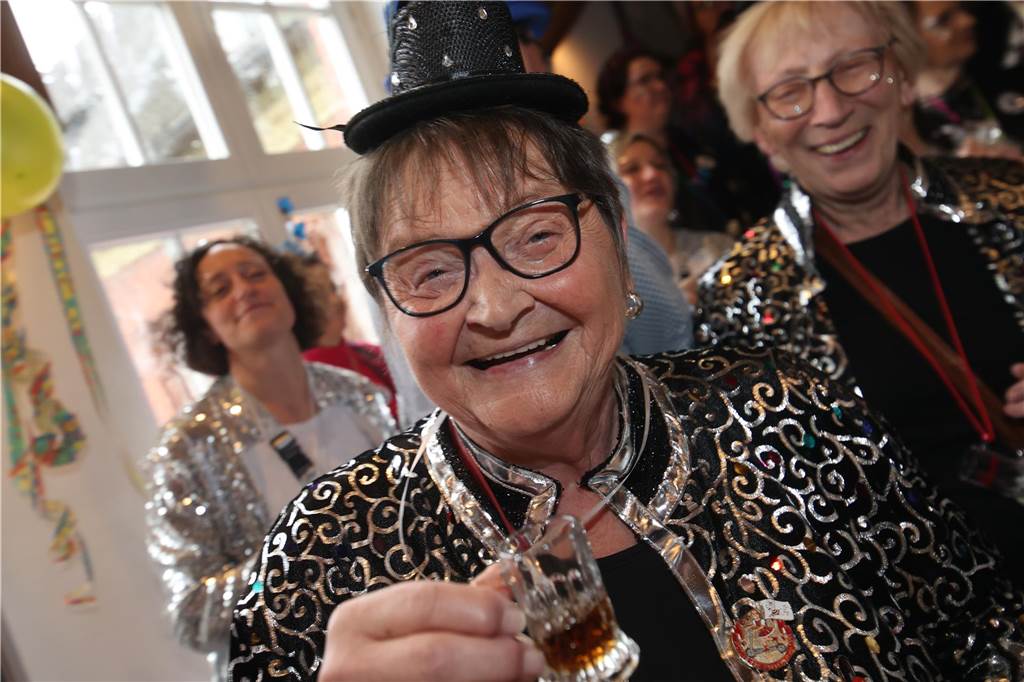Hunderte Närrinnen und auch ein paar Narren feierten den Altweiber-Donnerstag in Stadtlohn. Die bunt kostümierten Frauen zogen gut gelaunt von der Mühlenstraße zum Rathaus, wo die sie Macht an sich rissen. Dann wurde in den Kneipen weitergefeiert.