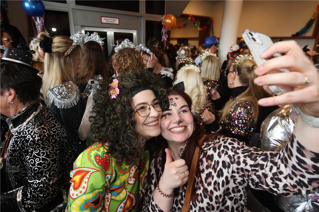 Hunderte Närrinnen und auch ein paar Narren feierten den Altweiber-Donnerstag in Stadtlohn. Die bunt kostümierten Frauen zogen gut gelaunt von der Mühlenstraße zum Rathaus, wo die sie Macht an sich rissen. Dann wurde in den Kneipen weitergefeiert.