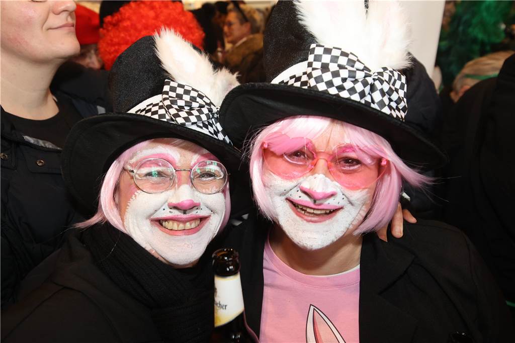 Hunderte Närrinnen und auch ein paar Narren feierten den Altweiber-Donnerstag in Stadtlohn. Die bunt kostümierten Frauen zogen gut gelaunt von der Mühlenstraße zum Rathaus, wo die sie Macht an sich rissen. Dann wurde in den Kneipen weitergefeiert.