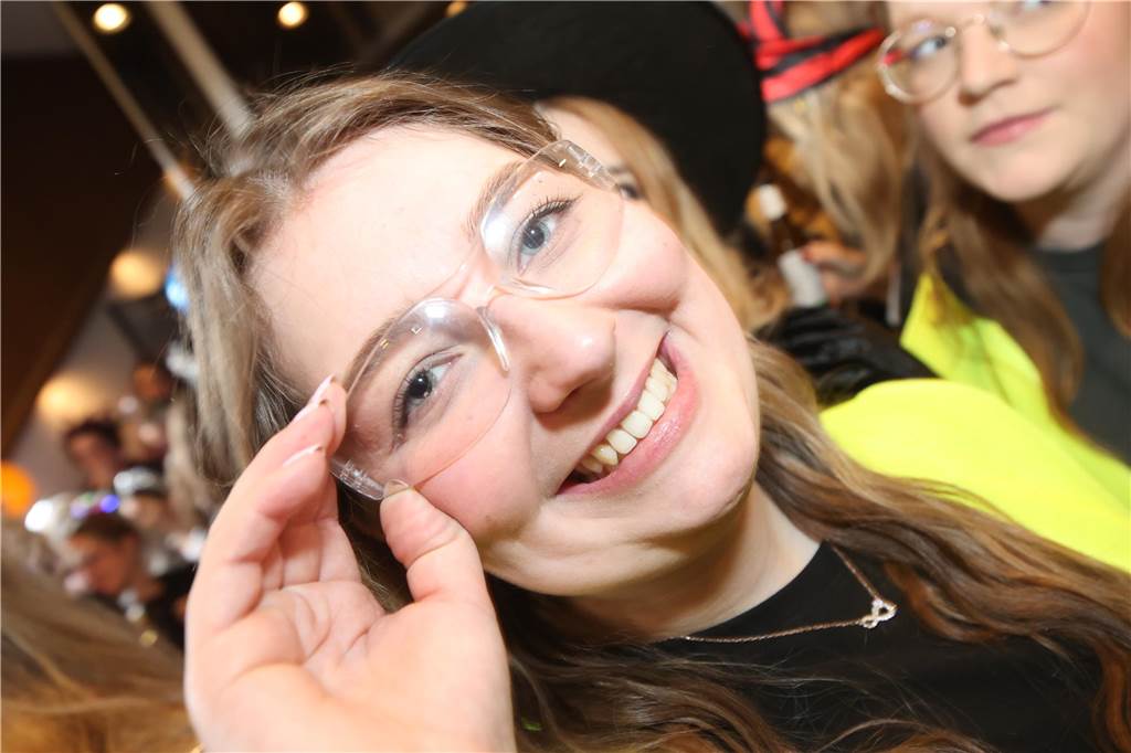Hunderte Närrinnen und auch ein paar Narren feierten den Altweiber-Donnerstag in Stadtlohn. Die bunt kostümierten Frauen zogen gut gelaunt von der Mühlenstraße zum Rathaus, wo die sie Macht an sich rissen. Dann wurde in den Kneipen weitergefeiert.