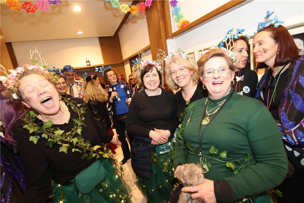Hunderte Närrinnen und auch ein paar Narren feierten den Altweiber-Donnerstag in Stadtlohn. Die bunt kostümierten Frauen zogen gut gelaunt von der Mühlenstraße zum Rathaus, wo die sie Macht an sich rissen. Dann wurde in den Kneipen weitergefeiert.