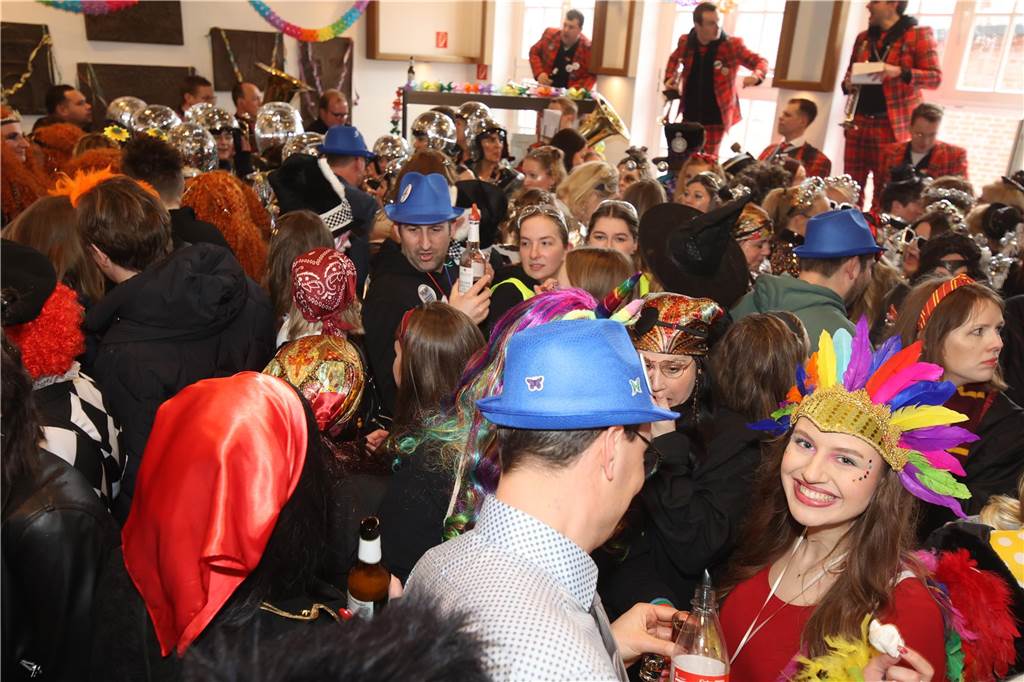 Hunderte Närrinnen und auch ein paar Narren feierten den Altweiber-Donnerstag in Stadtlohn. Die bunt kostümierten Frauen zogen gut gelaunt von der Mühlenstraße zum Rathaus, wo die sie Macht an sich rissen. Dann wurde in den Kneipen weitergefeiert.