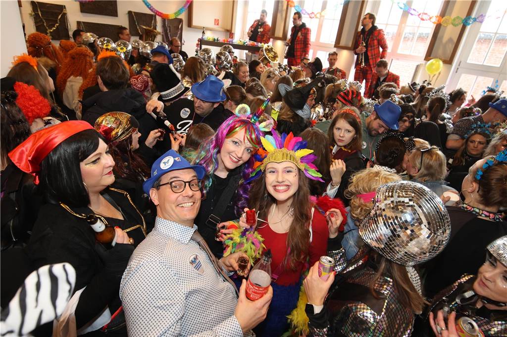 Hunderte Närrinnen und auch ein paar Narren feierten den Altweiber-Donnerstag in Stadtlohn. Die bunt kostümierten Frauen zogen gut gelaunt von der Mühlenstraße zum Rathaus, wo die sie Macht an sich rissen. Dann wurde in den Kneipen weitergefeiert.
