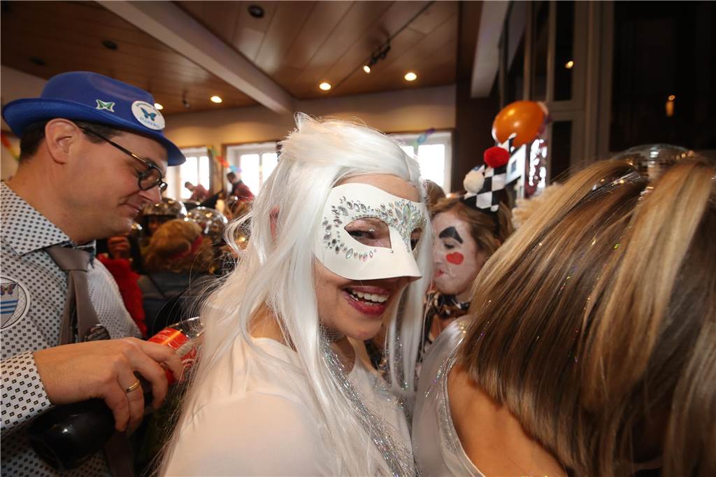 Hunderte Närrinnen und auch ein paar Narren feierten den Altweiber-Donnerstag in Stadtlohn. Die bunt kostümierten Frauen zogen gut gelaunt von der Mühlenstraße zum Rathaus, wo die sie Macht an sich rissen. Dann wurde in den Kneipen weitergefeiert.
