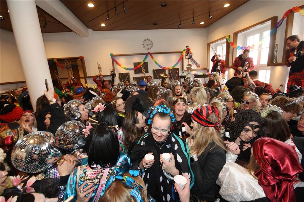 Hunderte Närrinnen und auch ein paar Narren feierten den Altweiber-Donnerstag in Stadtlohn. Die bunt kostümierten Frauen zogen gut gelaunt von der Mühlenstraße zum Rathaus, wo die sie Macht an sich rissen. Dann wurde in den Kneipen weitergefeiert.