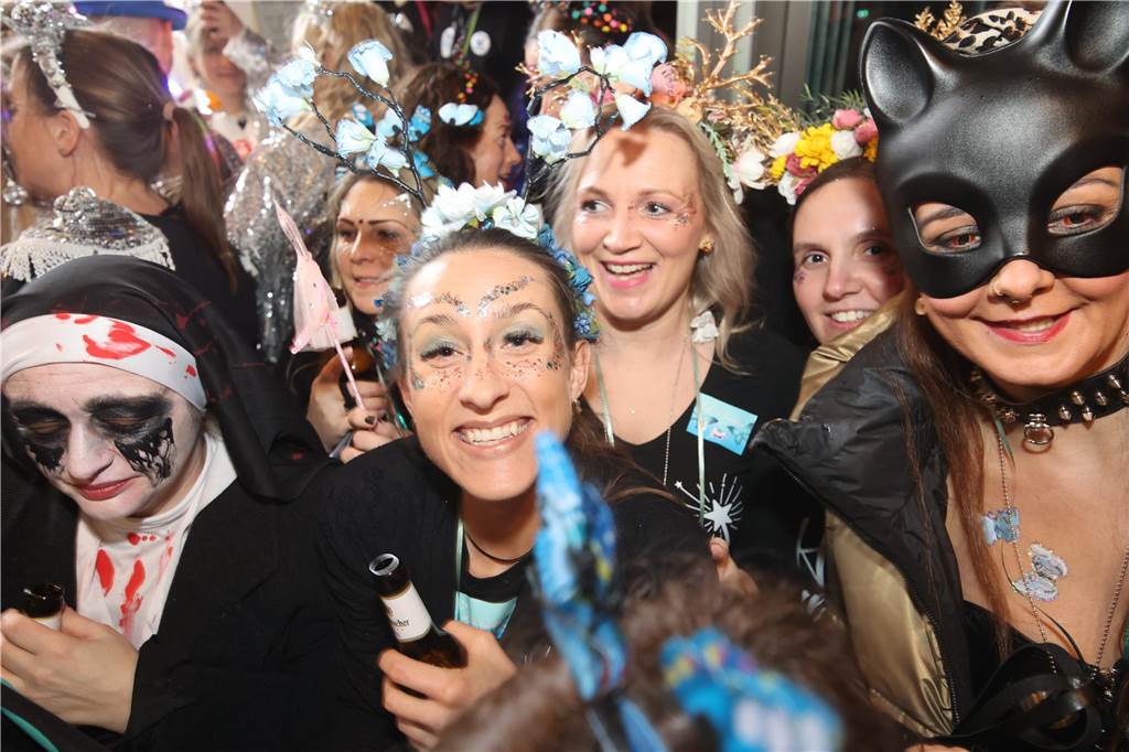 Hunderte Närrinnen und auch ein paar Narren feierten den Altweiber-Donnerstag in Stadtlohn. Die bunt kostümierten Frauen zogen gut gelaunt von der Mühlenstraße zum Rathaus, wo die sie Macht an sich rissen. Dann wurde in den Kneipen weitergefeiert.
