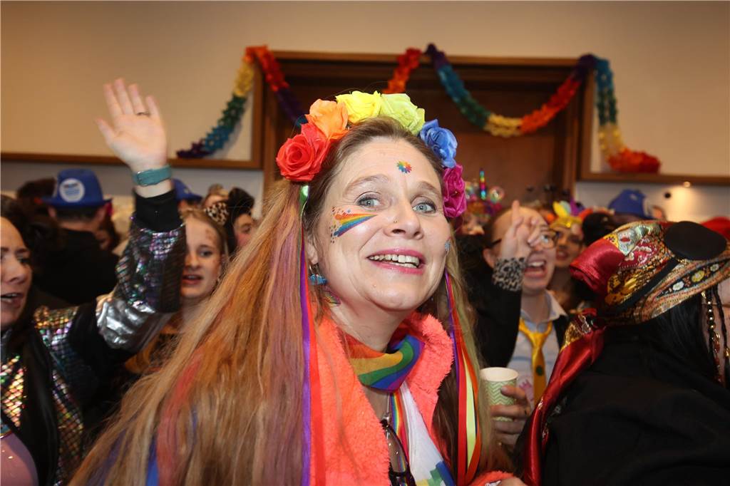 Hunderte Närrinnen und auch ein paar Narren feierten den Altweiber-Donnerstag in Stadtlohn. Die bunt kostümierten Frauen zogen gut gelaunt von der Mühlenstraße zum Rathaus, wo die sie Macht an sich rissen. Dann wurde in den Kneipen weitergefeiert.