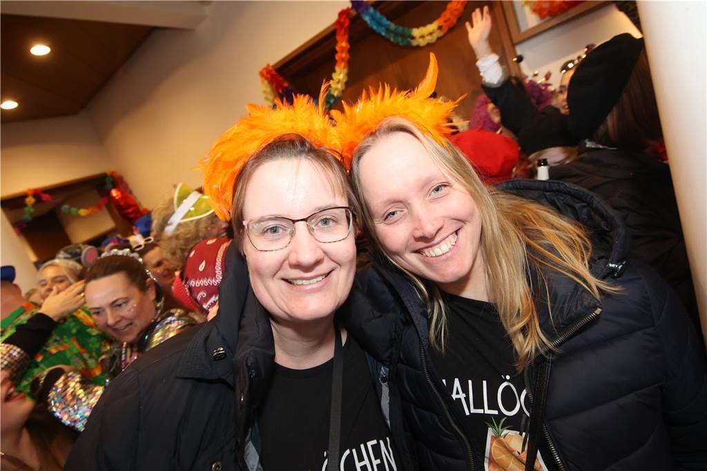 Hunderte Närrinnen und auch ein paar Narren feierten den Altweiber-Donnerstag in Stadtlohn. Die bunt kostümierten Frauen zogen gut gelaunt von der Mühlenstraße zum Rathaus, wo die sie Macht an sich rissen. Dann wurde in den Kneipen weitergefeiert.