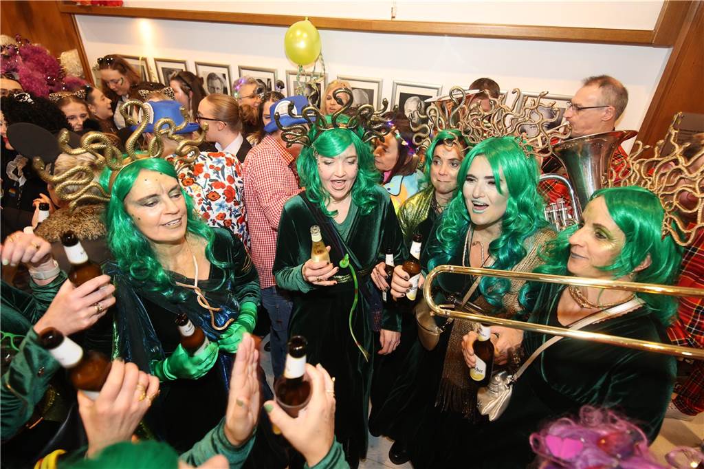 Hunderte Närrinnen und auch ein paar Narren feierten den Altweiber-Donnerstag in Stadtlohn. Die bunt kostümierten Frauen zogen gut gelaunt von der Mühlenstraße zum Rathaus, wo die sie Macht an sich rissen. Dann wurde in den Kneipen weitergefeiert.