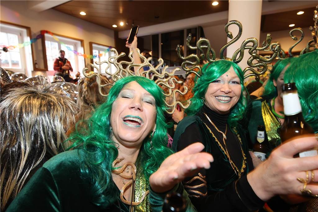 Hunderte Närrinnen und auch ein paar Narren feierten den Altweiber-Donnerstag in Stadtlohn. Die bunt kostümierten Frauen zogen gut gelaunt von der Mühlenstraße zum Rathaus, wo die sie Macht an sich rissen. Dann wurde in den Kneipen weitergefeiert.