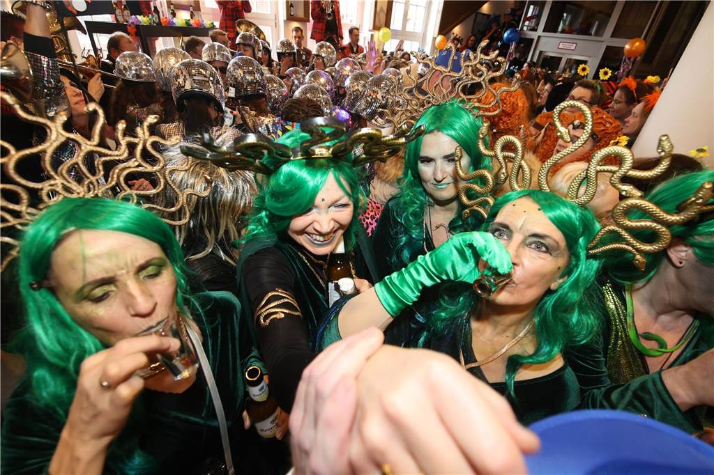 Hunderte Närrinnen und auch ein paar Narren feierten den Altweiber-Donnerstag in Stadtlohn. Die bunt kostümierten Frauen zogen gut gelaunt von der Mühlenstraße zum Rathaus, wo die sie Macht an sich rissen. Dann wurde in den Kneipen weitergefeiert.