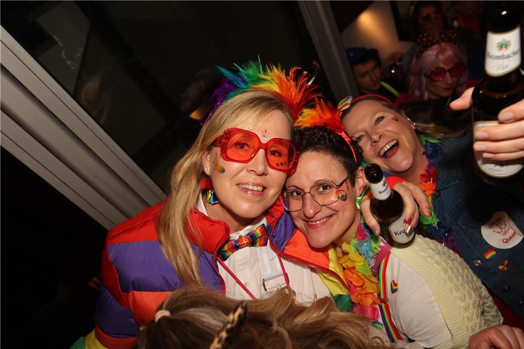 Hunderte Närrinnen und auch ein paar Narren feierten den Altweiber-Donnerstag in Stadtlohn. Die bunt kostümierten Frauen zogen gut gelaunt von der Mühlenstraße zum Rathaus, wo die sie Macht an sich rissen. Dann wurde in den Kneipen weitergefeiert.