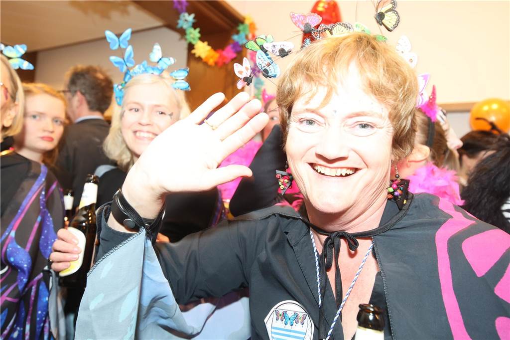 Hunderte Närrinnen und auch ein paar Narren feierten den Altweiber-Donnerstag in Stadtlohn. Die bunt kostümierten Frauen zogen gut gelaunt von der Mühlenstraße zum Rathaus, wo die sie Macht an sich rissen. Dann wurde in den Kneipen weitergefeiert.