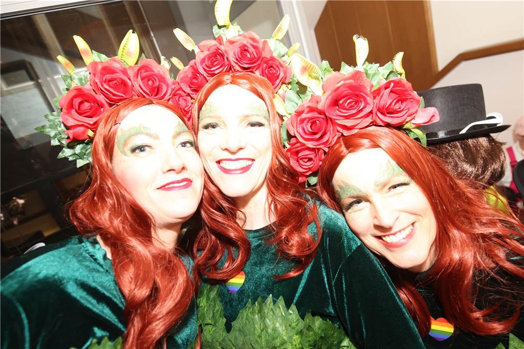 Hunderte Närrinnen und auch ein paar Narren feierten den Altweiber-Donnerstag in Stadtlohn. Die bunt kostümierten Frauen zogen gut gelaunt von der Mühlenstraße zum Rathaus, wo die sie Macht an sich rissen. Dann wurde in den Kneipen weitergefeiert.
