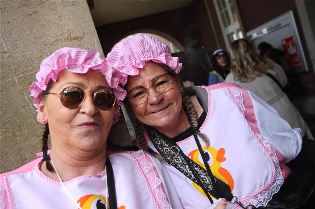 Hunderte Närrinnen und auch ein paar Narren feierten den Altweiber-Donnerstag in Stadtlohn. Die bunt kostümierten Frauen zogen gut gelaunt von der Mühlenstraße zum Rathaus, wo die sie Macht an sich rissen. Dann wurde in den Kneipen weitergefeiert.