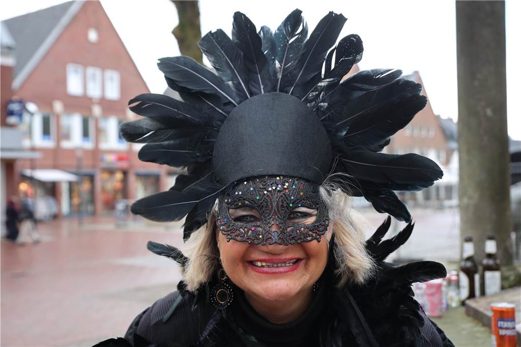 Hunderte Närrinnen und auch ein paar Narren feierten den Altweiber-Donnerstag in Stadtlohn. Die bunt kostümierten Frauen zogen gut gelaunt von der Mühlenstraße zum Rathaus, wo die sie Macht an sich rissen. Dann wurde in den Kneipen weitergefeiert.