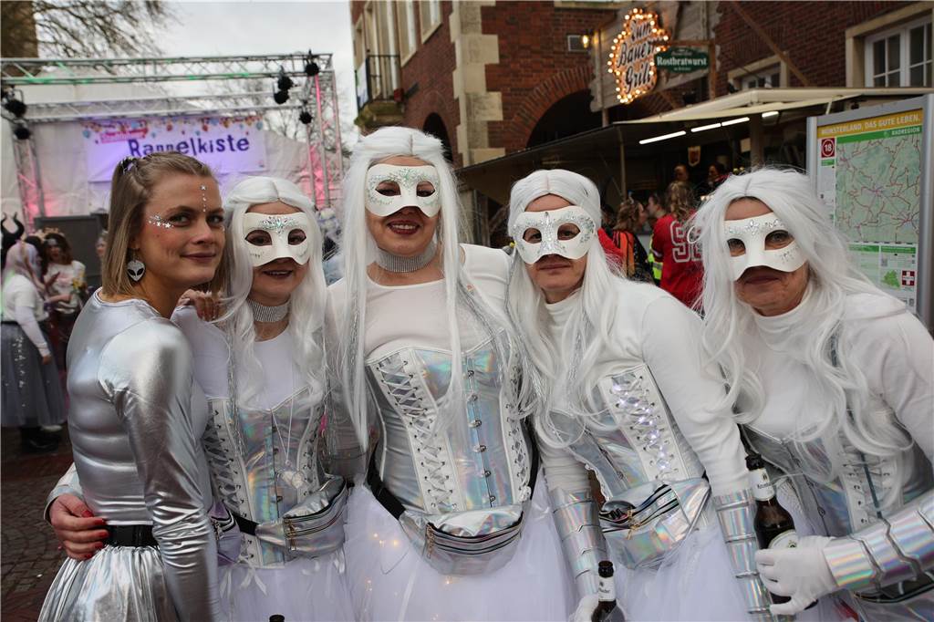 Hunderte Närrinnen und auch ein paar Narren feierten den Altweiber-Donnerstag in Stadtlohn. Die bunt kostümierten Frauen zogen gut gelaunt von der Mühlenstraße zum Rathaus, wo die sie Macht an sich rissen. Dann wurde in den Kneipen weitergefeiert.