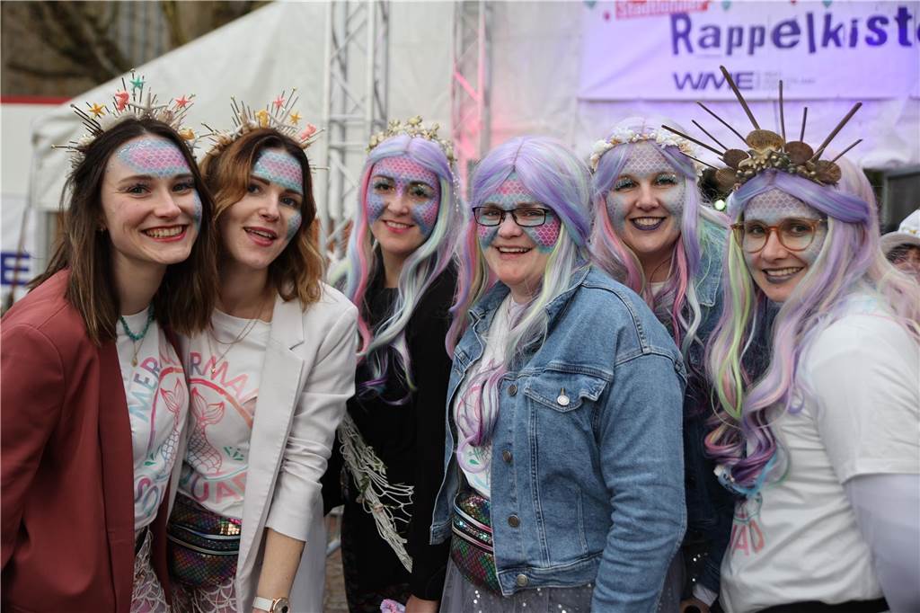 Hunderte Närrinnen und auch ein paar Narren feierten den Altweiber-Donnerstag in Stadtlohn. Die bunt kostümierten Frauen zogen gut gelaunt von der Mühlenstraße zum Rathaus, wo die sie Macht an sich rissen. Dann wurde in den Kneipen weitergefeiert.