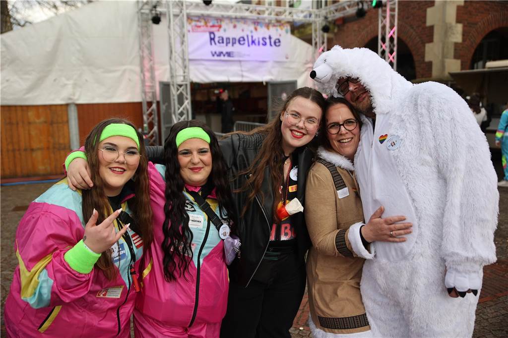 Hunderte Närrinnen und auch ein paar Narren feierten den Altweiber-Donnerstag in Stadtlohn. Die bunt kostümierten Frauen zogen gut gelaunt von der Mühlenstraße zum Rathaus, wo die sie Macht an sich rissen. Dann wurde in den Kneipen weitergefeiert.